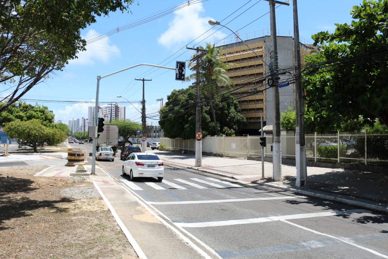 SMTT informa: semáforos instalados na avenida Adélia Franco serão ligados na próxima segunda - SMTT Aracaju